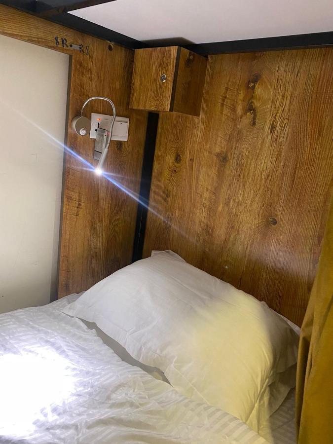 Lunar Hostel Plus Dubai Exterior photo